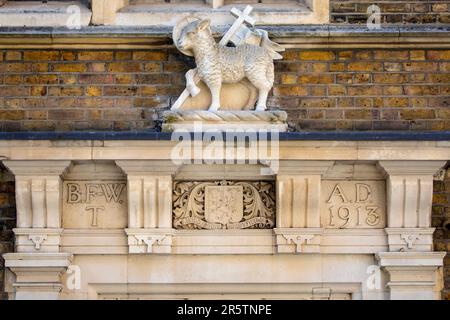 London, UK - April 20th 2023: Sculpture of the symbol of Middle Temple - one of the Inns of Court in the City of London, UK. The symbol is the Lamb of Stock Photo