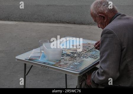 Paris, Street Life, ein Mann legt Puzzle // Paris, Street Life, A Man Doing Puzzle Stock Photo