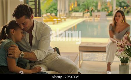 FAKE PROFILE, (aka PERFIL FALSO), from left: Carolina Miranda, Rodolfo