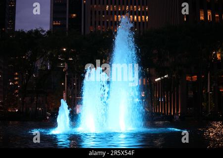 New York, USA. 5th June, 2023. (NEW) Water Fountain That Becomes A Cooling Refuge to New Yorkers And Tourists. June 4, 2023, New York, USA: A water fountain situated on 1251 6th Avenue right in front of 30 Rockefeller Plaza building where Jimmy Fallon commands The Tonight Show has been a cooling spot for some New Yorkers and tourists running away from heat. It is even a place where people eat and lovers meet. Credit: Niyi Fote/Thenews2 (Foto: Niyi Fote/Thenews2/Zumapress) (Credit Image: © Niyi Fote/TheNEWS2 via ZUMA Press Wire) EDITORIAL USAGE ONLY! Not for Commercial USAGE! Stock Photo