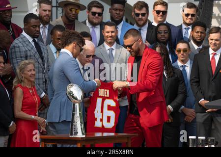 NOV 27, 2022: Kansas City Chiefs tight end Travis Kelce (87) drives toward  a touchdown against Los Angeles Rams safety Nick Scott (33)at Arrowhead  Stadium Kansas City, Missouri. Jon Robichaud/CSM/Sipa USA.(Credit Image: ©