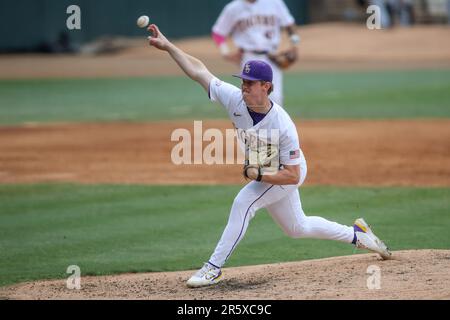 Baton Rouge, LA, USA. 4th June, 2023. LSU's Thatcher Hurd (26) delivers a pitch to the plate during NCAA Baseball Regional action between the Oregon State Beavers and the LSU Tigers at Alex Box Stadium, Skip Bertman Field in Baton Rouge, LA. Jonathan Mailhes/CSM/Alamy Live News Stock Photo