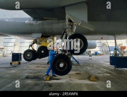 747 LANDING GEAR INSPECTION Stock Photo - Alamy