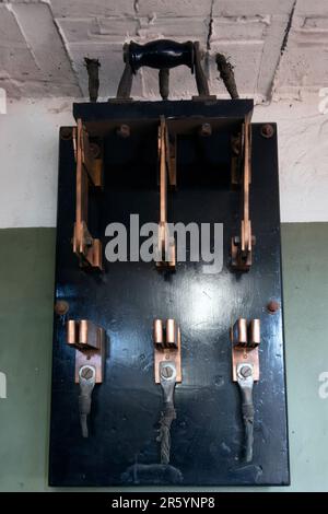 https://l450v.alamy.com/450v/2r5ynp8/photo-of-big-old-electric-knife-switch-for-manual-connection-of-consumers-2r5ynp8.jpg