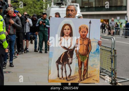 Royal Courts of Justice, London, UK. 6th June 2023. Artist, Kaya Mar, outside the Royal Courts of Justice, ahead of Prince Harry's lawsuit against The Mirror Group. The Duke of Sussex is suing Mirror Group Newspapers (MGN) for damages over alleged unlawful information gathering, including phone hacking and will be the first senior British royal to give evidence in court for 130 years. Photo by Amanda Rose/Alamy Live News Stock Photo