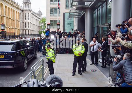 London, UK. 06th June, 2023. Prince Harry (in the car) arrives at High Court, Rolls Building. Several high-profile people, including Prince Harry, have taken legal action against Mirror Group Newspapers over alleged unlawful information gathering, including phone hacking. Credit: SOPA Images Limited/Alamy Live News Stock Photo
