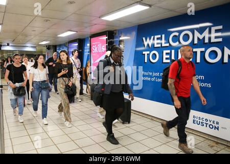 London, UK. 26th May, 2023. Passengers seen at Euston station. (Credit Image: © Steve Taylor/SOPA Images via ZUMA Press Wire) EDITORIAL USAGE ONLY! Not for Commercial USAGE! Stock Photo