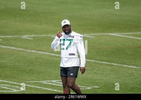 East Rutherford, NJ. 18/12/2022, New York Jets running back Zonovan Knight  (27) looks for running room during a NFL game against the Detroit Lions on  Sunday, Dec. 18, 2022 in East Rutherford