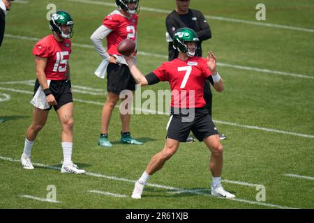 New York Jets quarterbacks Tim Boyle, left, Chris Streveler, center, and  Zach Wilson, right, watch as Aaron Rodgers participates in a drill at the  NFL football team's training facility in Florham Park