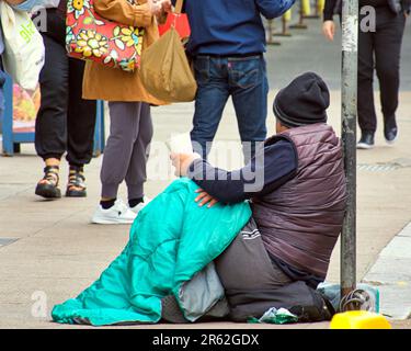 Glasgow, Scotland, UK 6th June, 2023. UK Weather: Sunny day saw locals and touristsee the continous problem of street beggingy.  Credit Gerard Ferry/Alamy Live News Stock Photo