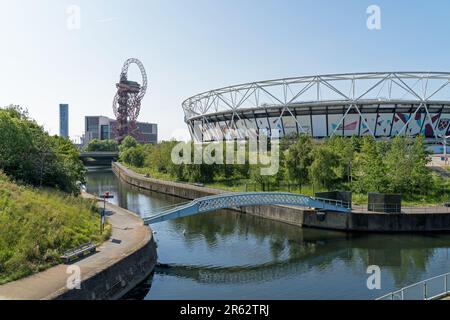 The Queen Elizabeth Olympic Park on a sunny day with the West Hams London Stadium in the distance. London - 4th June 2023 Stock Photo