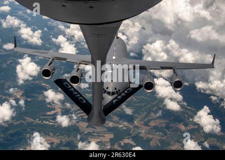 A KC-135 Stratotanker assigned to the 121st Air Refueling Wing, Ohio National Guard, refuels a C-17 Globemaster III from the 911th Airlift Wing, Air Force Reserve Command, in the skies over Tennessee June 1, 2023. The units train together regularly to ensure they can deliver AMC's Rapid Global Mobility capabilities, which are relied upon by our nation's leadership. (U.S. Air National Guard photo by Ralph Branson) Stock Photo