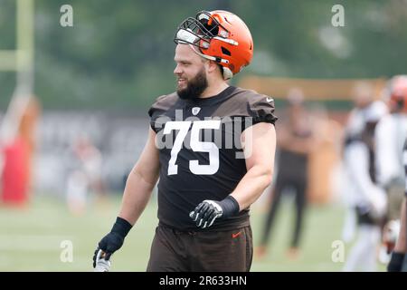 Cleveland Browns guard Joel Bitonio stretches during the NFL football  team's training camp, Tuesday, Aug. 9, 2022, in Berea, Ohio. (AP Photo/Ron  Schwane Stock Photo - Alamy