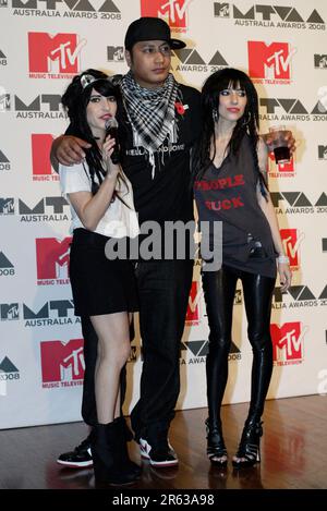 New Zealand rapper Scribe with The Veronicas The MTV Australia Awards ...