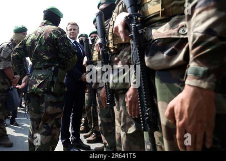 Le président de la république, Emmanuel Macron à une cérémonie en hommage aux 177 membres français du Commando Kieffer lors de la cérémonie de tradition en mémoire du débarquement des commandos marine français à Colleville-Montgomery, France, le 6 juin 2023. French President Emmanuel Macron during a ceremony in tribute to the 177 French members of the 'Commando Kieffer' Fusiliers Marins commando unit who took part in the Normandy landings, as part of the 79th anniversary of the World War II 'D-Day' Normandy landings, in Colleville-Montgomery, Normandy, France, on June 6, 2023. Photo by Stephan Stock Photo