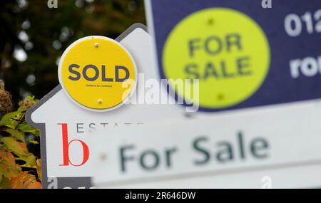 File photo dated 14/10/14 of a sold and for sale signs. Annual house price growth turned negative for the first time since 2012 in May, according to an index. Across the UK, house prices fell by 1.0%, Halifax said. It marked the first annual decline in house prices since December 2012. Issue date: Wednesday June 7, 2023. Stock Photo