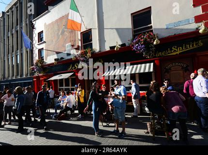 Irish crowed socializing and drinking beers outside Sheehans Pub on Chatham street in Dublin, Ireland. Stock Photo