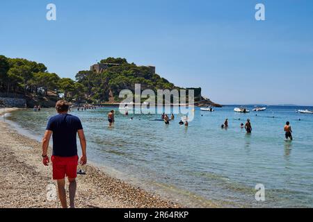 Bormes-les-Mimosas (south-eastern France): “plage de Cabasson” beach. In the background, the 'Fort de Bregancon' fortress Stock Photo