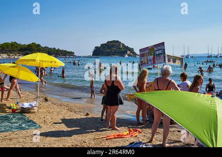 Bormes-les-Mimosas (south-eastern France): “plage de Cabasson” beach. In the background, the 'Fort de Bregancon' fortress Stock Photo