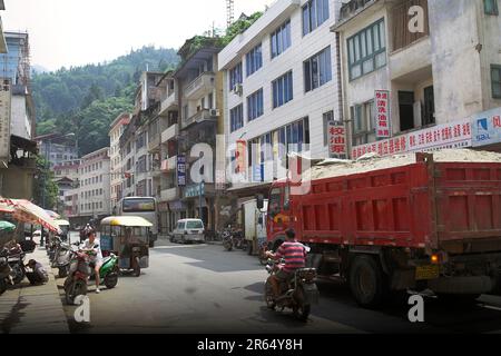 龙胜镇 (龙胜县) 中國 Longsheng, China; A street in a small Chinese town; Eine Straße in einer kleinen chinesischen Stadt; Una calle de un pequeño pueblo chino Stock Photo