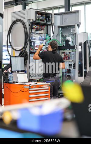 Leipzig, Germany. 07th June, 2023. A Siemens employee works on 'Sicharge D' type fast charging columns for e-cars. On the same day, the 1000th column manufactured in Leipzig was handed over here to the Leipzig municipal utility. So far, the Superchargers have been delivered to customers in 38 countries. Around 200 of the 700 Siemens employees in Leipzig now work at the charging infrastructure plant. Credit: Jan Woitas/dpa/Alamy Live News Stock Photo