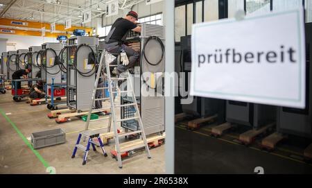 Leipzig, Germany. 07th June, 2023. Siemens employees work on 'Sicharge D' type fast charging columns for e-cars. On the same day, the 1000th column manufactured in Leipzig was handed over here to the Leipzig municipal utility. So far, the Superchargers have been delivered to customers in 38 countries. Around 200 of the 700 Siemens employees in Leipzig now work at the charging infrastructure plant. Credit: Jan Woitas/dpa/Alamy Live News Stock Photo