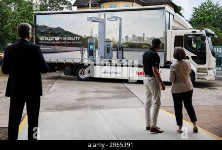 Leipzig, Germany. 07th June, 2023. Siemens employees and guests wait for the symbolic loading of a 'Sicharge D' type fast charging station for e-cars. On the same day, the 1000th column manufactured in Leipzig was handed over here to the Leipzig municipal utility. So far, the Superchargers have been delivered to customers in 38 countries. Around 200 of the 700 Siemens employees in Leipzig now work at the charging infrastructure plant. Credit: Jan Woitas/dpa/Alamy Live News Stock Photo