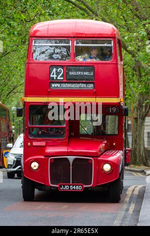 London, UK.  7 June 2023.  The entire cast of 42nd STREET arrives at Sadler’s Wells on a Routemaster bus for a photocall.  The production runs at Sadler’s Wells 7 June to 2 July, before embarking on a UK tour.   Credit: Stephen Chung / EMPICS / Alamy Live News Stock Photo