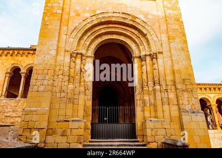 Detail of the Romanesque portal, archivolts supported by human statues representing characters from the Old Testament. The church of San Martín is a C Stock Photo