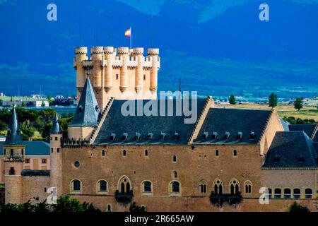 The sunset sun over the Tower of John II of Castile. Alcázar of Segovia, Segovia Castle, is a medieval castle located in the city of Segovia. Rising o Stock Photo