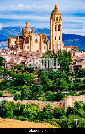 General view of Segovia Cathedral on top of the hill above the medieval city walls. The church, dedicated to the Virgin Mary, was built in a Gothic st Stock Photo