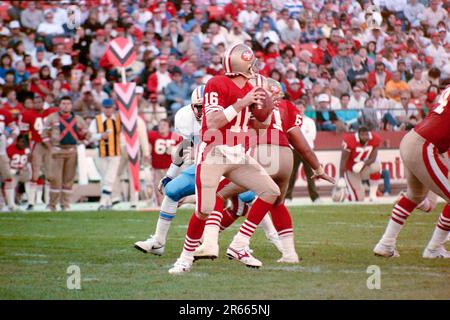 Joe Montana with Steve Young of the San Francisco 49rs during a game at  Candlestick Park in San Francisco, California 1987 Credit: Ross  Pelton/MediaPunch Stock Photo - Alamy