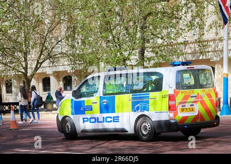 A Metropolitan Police van parked on the Mall , near Buckingham Palace, London, England. Stock Photo