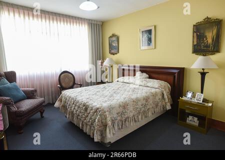 habitacion para turistas con muebles clasicos, closet y ventana Stock Photo