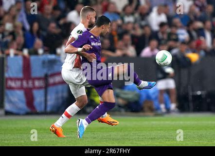 West Ham United's Tomas Soucek (left) and Fiorentina's Rolando Mandragora battle for the ball during the UEFA Europa Conference League Final at the Fortuna Arena, Prague. Picture date: Wednesday June 7, 2023. Stock Photo