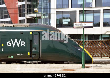 Cardiff, Wales - June 2023: High speed train operated by Great Western Railway alongside a platform sign for Cardiff Central railway station Stock Photo