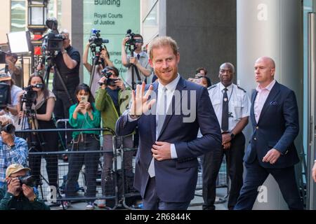 London, UK. 7th June, 2023. PRINCE HARRY, Duke of Sussex, leaves High Court after finishing his evidence in the phone hacking trial against Mirror Group Newspapers (MGN). A number of high-profile figures have brought claims against MGN over alleged unlawful information gathering at its titles. (Credit Image: © Tayfun Salci/ZUMA Press Wire) EDITORIAL USAGE ONLY! Not for Commercial USAGE! Stock Photo