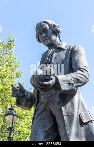 bronze statue of potter josiah wedgewood outside the north staffordshire hotel currently housing asylum seekers and railway station in stoke on trent Stock Photo