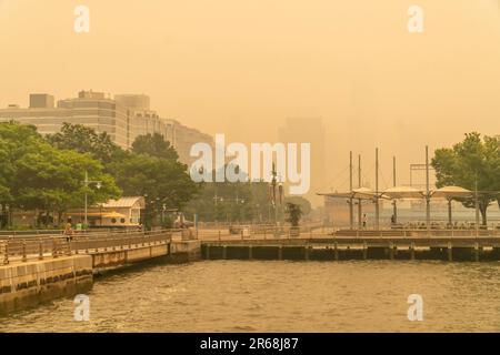 Smoky haze covers Hudson River Park in New York on Wednesday, June 7, 2023. Smoke from Canadian wildfires is spreading south throughout the Northeast causing unhealthy air quality issues. (© Richard B. Levine) Stock Photo