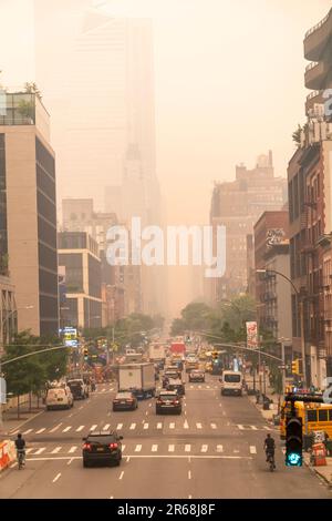 Smoky haze covers New York on Wednesday, June 7, 2023. Smoke from Canadian wildfires is spreading south throughout the Northeast causing unhealthy air quality issues. (© Richard B. Levine) Stock Photo