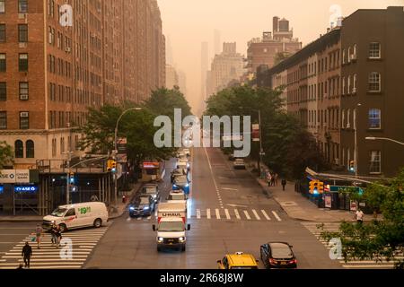 Smoky haze covers New York on Wednesday, June 7, 2023. Smoke from Canadian wildfires is spreading south throughout the Northeast causing unhealthy air quality issues. (© Richard B. Levine) Stock Photo