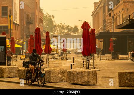 Smoky haze covers Gansevoort Plaza in the Meatpacking District in New York on Wednesday, June 7, 2023. Smoke from Canadian wildfires is spreading south throughout the Northeast causing unhealthy air quality issues. (© Richard B. Levine) Stock Photo