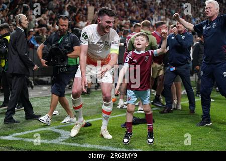 Prague, Czech Republic. 07th June, 2023. Declan Rice of West Ham United FC celebrates the victory of UEFA Europa League trophy at the end of the UEFA Conference League final match between ACF Fiorentina and West Ham United at Eden Arena, Prague, Czech Republic on June 7, 2023. Credit: Giuseppe Maffia/Alamy Live News Stock Photo