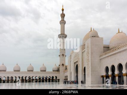 Minaret and domes of the Sheikh Zayed Grand Mosque, Abu Dhabi UAE Stock Photo