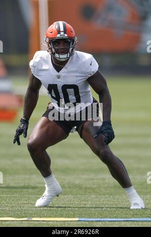 Cleveland Browns defensive end Ogbo Okoronkwo (54) gets set before a play  during an NFL preseason football game against the Kansas City Chiefs  Saturday, Aug. 26, 2023, in Kansas City, Mo. (AP