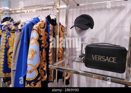 BAG ON DISPLAY AT VERSACE BOUTIQUE IN SPAGNA SQUARE Stock Photo