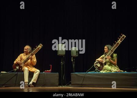 Pandit Ravi Shankar, Indian sitarist, sitar virtuoso, playing musical instrument sitar, daughter, Anoushka Shankar, British-American sitar player, India Stock Photo