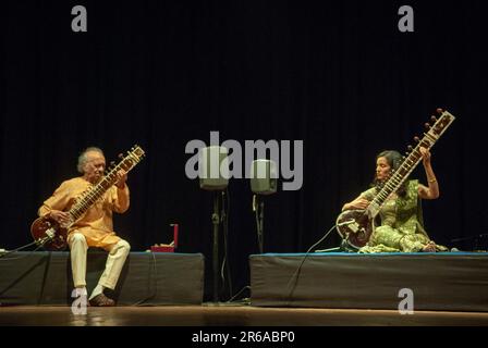 Pandit Ravi Shankar, Indian sitarist, sitar virtuoso, playing musical instrument sitar, daughter, Anoushka Shankar, British-American sitar player, India Stock Photo