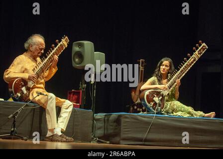 Pandit Ravi Shankar, Indian sitarist, sitar virtuoso, playing musical instrument sitar, daughter, Anoushka Shankar, British-American sitar player, India Stock Photo