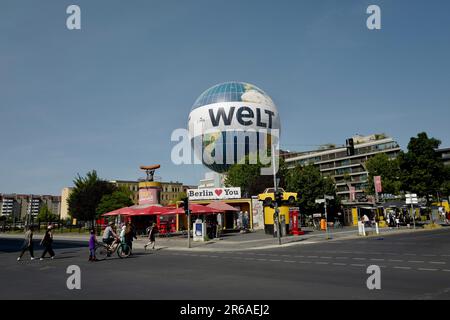 Hot dog stand and hot air balloon in the center of Berlin Stock Photo